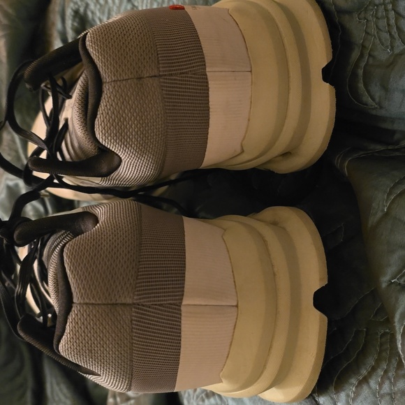 On Running cloudrunner shoes - Picture 7 of 7